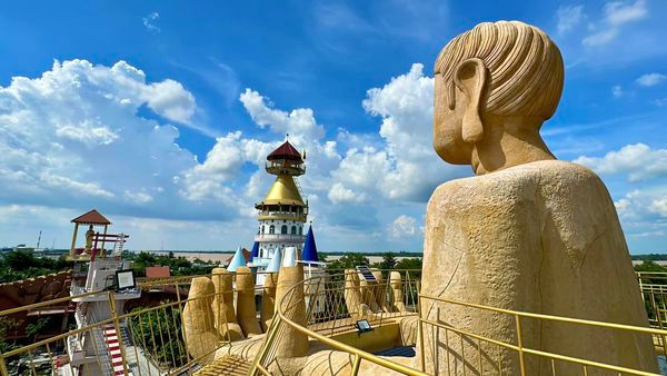 Ngược lại, với cây cầu ở Sóc Trăng, kiến trúc sư đã sáng tạo, gắn hình ảnh bàn tay với tượng Phật bởi đây vốn là hình ảnh quen thuộc với người Việt. Ảnh: Khương Nhựt Minh