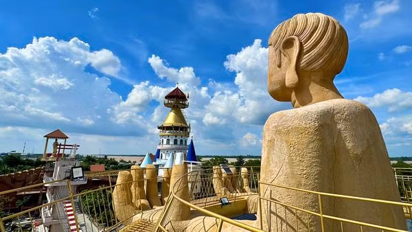 Ngược lại, với cây cầu ở Sóc Trăng, kiến trúc sư đã sáng tạo, gắn hình ảnh bàn tay với tượng Phật bởi đây vốn là hình ảnh quen thuộc với người Việt. Ảnh: Khương Nhựt Minh