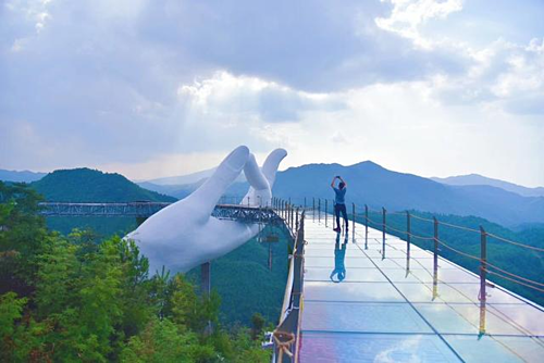 Trên MXH cũng từng xuất hiện những hình ảnh về một cây cầu tại Trung Quốc. Với hình bàn tay đang đỡ cây cầu vắt qua như 1 dải lụa, dân mạng khắp nơi nhanh chóng nhận ra nét tương đồng với Cầu Vàng ở Đà Nẵng (Việt Nam).