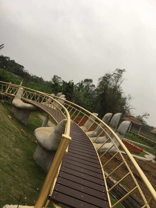 Cây cầu chỉ được dựng khá đơn giản để phục vụ khách tham quan chụp ảnh, tuy nhiên vẫn bị cư dân mạng chỉ trích về hình thức.