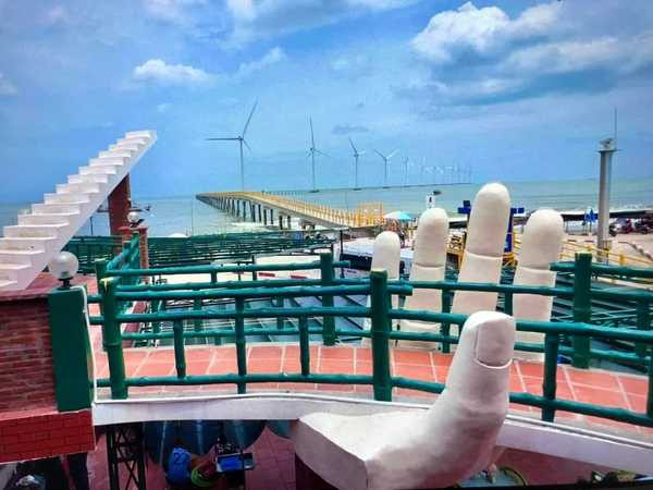 Tuy nhiên mới đây netizen bất ngờ chia sẻ hình ảnh của 2 cây Cầu Vàng tại Sóc Trăng và Trà Vinh với phiên bản hoàn toàn khác lạ gây tranh cãi. Ảnh: Ken Ơi/Thánh Riviu