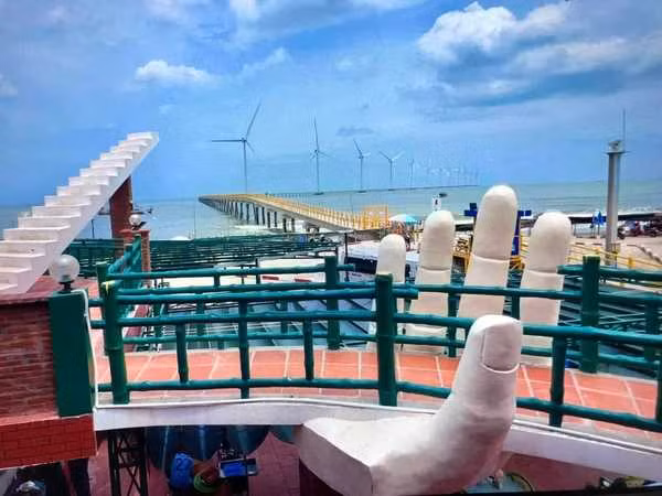 Tuy nhiên mới đây netizen bất ngờ chia sẻ hình ảnh của 2 cây Cầu Vàng tại Sóc Trăng và Trà Vinh với phiên bản hoàn toàn khác lạ gây tranh cãi. Ảnh: Ken Ơi/Thánh Riviu