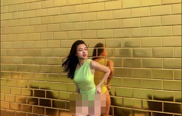 Cô thường xuyên khoe dáng trong nhiều trang phục tôn đường cong như áo tắm, váy bodycon.