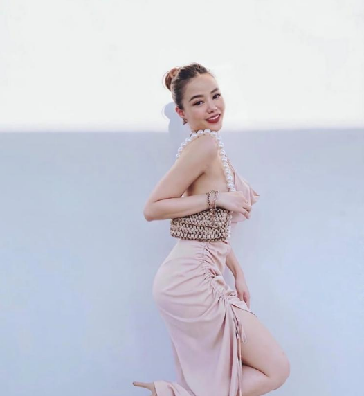 Vóc dáng cân đối của Phương Ly có được là nhờ nỗ lực rèn luyện của cô, luôn tranh thủ luyện tập khi có thời gian trống.