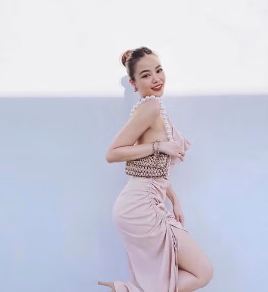 Vóc dáng cân đối của Phương Ly có được là nhờ nỗ lực rèn luyện của cô, luôn tranh thủ luyện tập khi có thời gian trống.