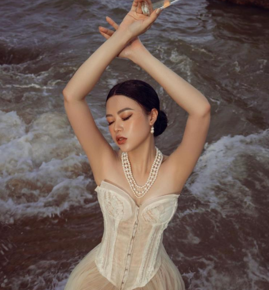 Nhan sắc rạng rỡ cùng những hình ảnh sang chảnh Phương Ly khoe trên trang cá nhân thu hút không ít sự chú ý.