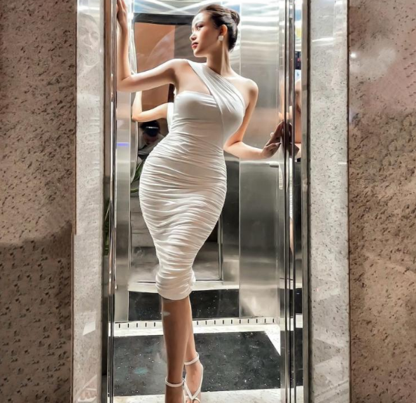 Cô có lối sống cởi mở, tương tác với người hâm mộ trên trang cá nhân nên được nhiều người quan tâm và yêu mến.