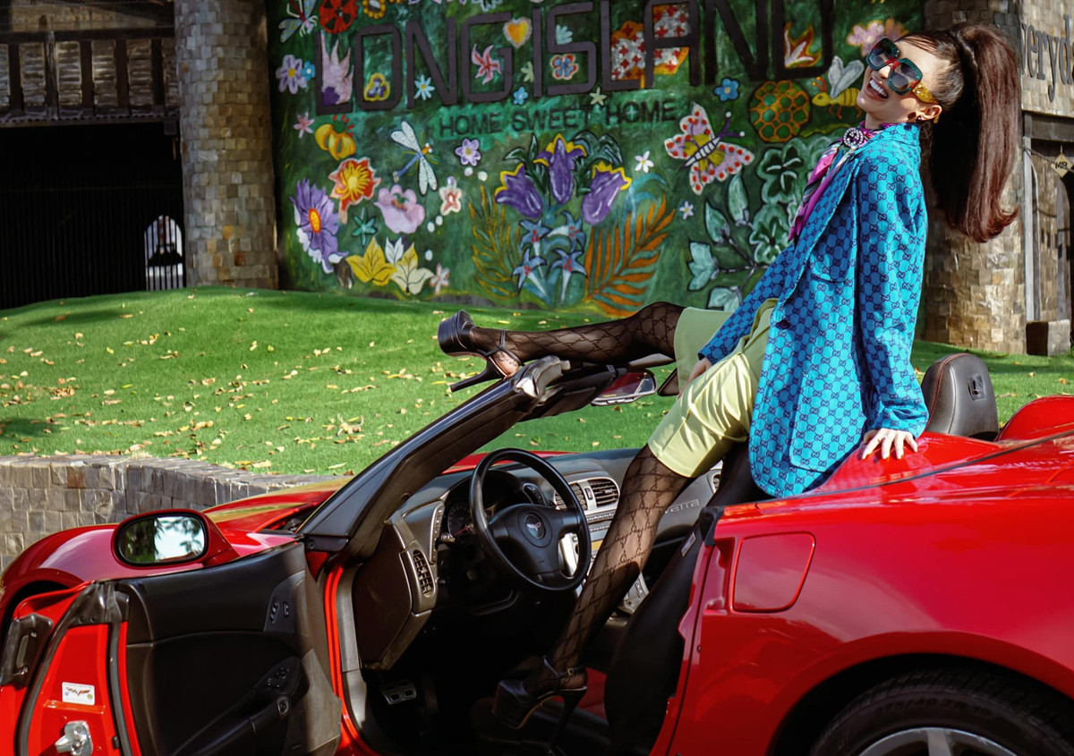 Không những thế, cô thường xuyên thực hiện những bộ ảnh thời trang bên siêu xe đẹp như hình tạp chí.