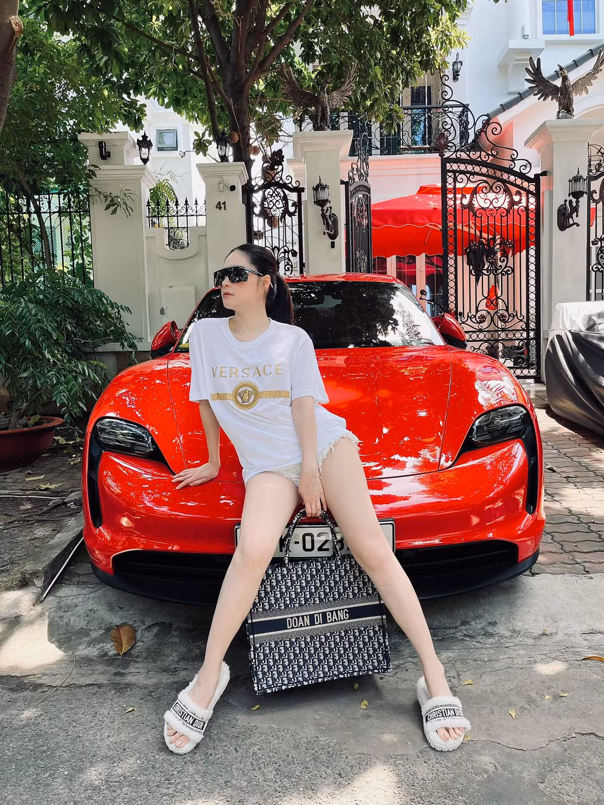 Một trong những người đẹp lấy chồng đại gia có thú chơi xe nức tiếng Sài Gòn là Đoàn Di Băng.