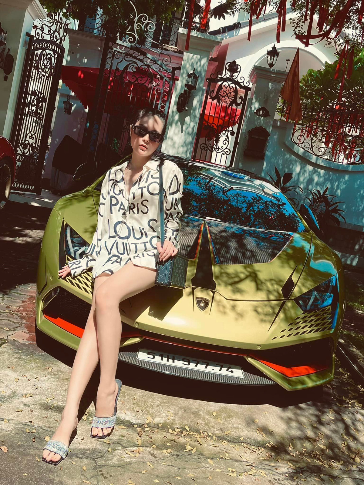 Gia đình Đoàn Di Băng nổi tiếng mua siêu xe như "mua rau ngoài chợ".