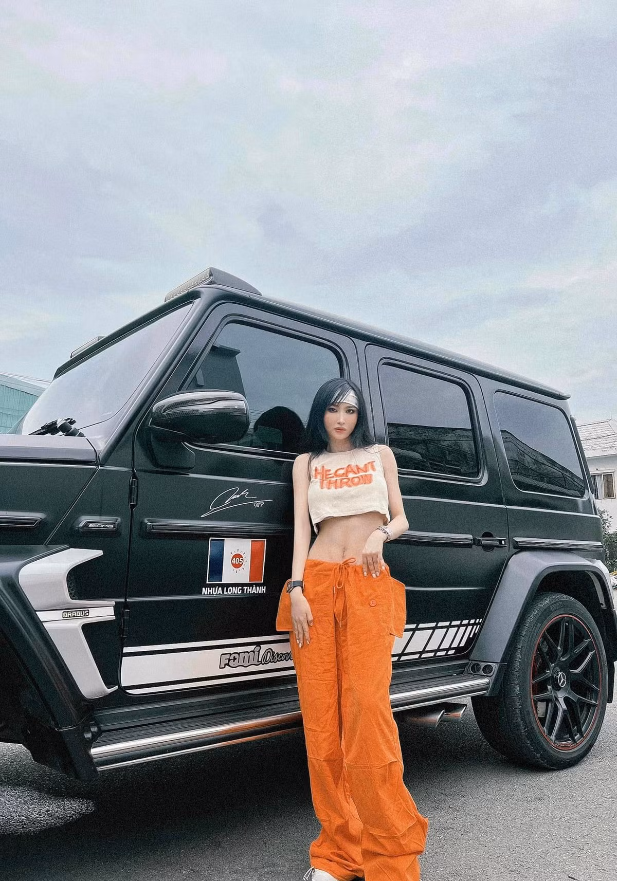 Vợ đại gia Minh Nhựa thường xuyên xuất hiện bên siêu xe đắt đỏ cùng chồng trong những trang phục bắt mắt.