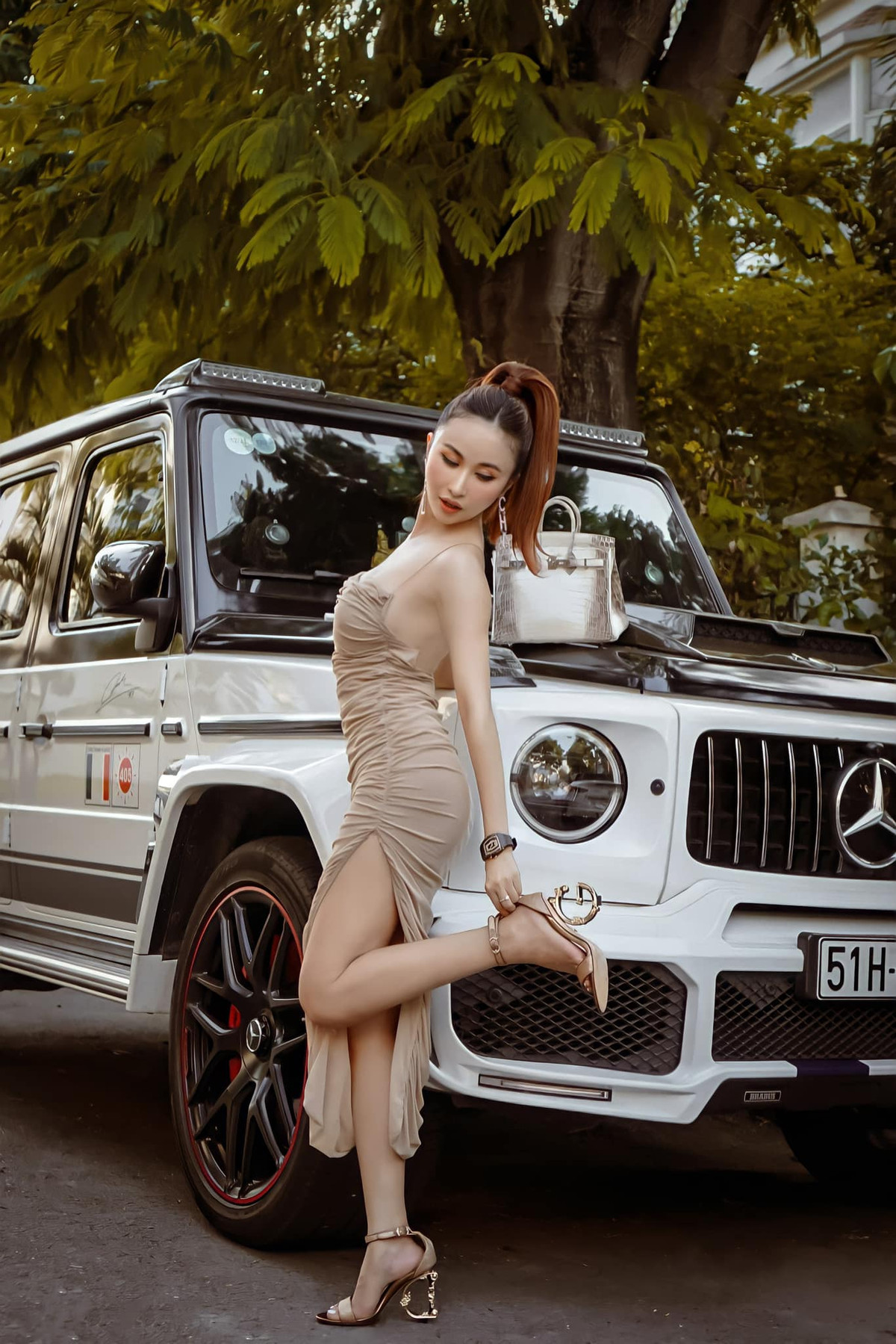 Ngoài ra, Mina Phạm còn được chồng đại gia mua đồng hồ đôi với phiên bản giới hạn giá hàng chục tỷ đồng.