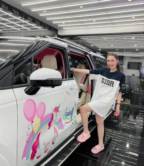 Ngay cả những lần chụp hình bên siêu xe, cô mặc áo thun, đồ bộ ở nhà cũng nhận được tương tác cao trên trang cá nhân.