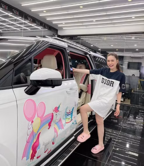 Ngay cả những lần chụp hình bên siêu xe, cô mặc áo thun, đồ bộ ở nhà cũng nhận được tương tác cao trên trang cá nhân.