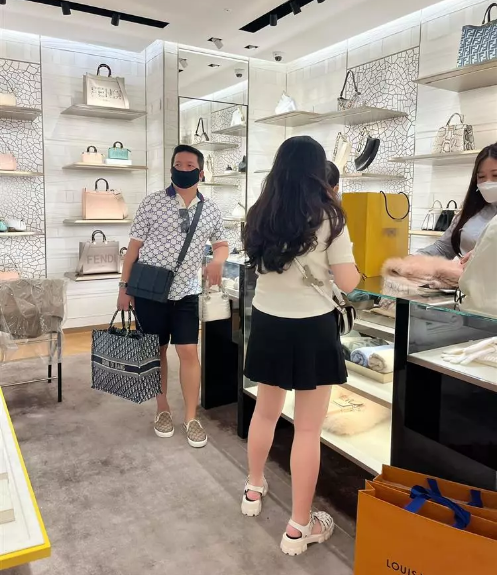 Nhìn hình ảnh mua sắm vung tay của Đoàn Di Băng khiến netizen liên tục choáng ngợp.