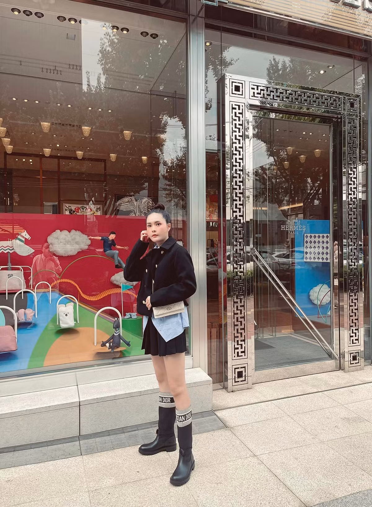 Ngoài giải quyết các công việc kinh doanh, nữ đại gia đình đám Sài thành cùng chồng cũng dành thời gian đi mua sắm tại các trung tâm thương mại lớn.