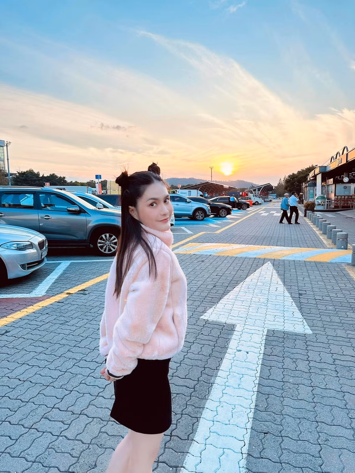 Sau chuyến từ thiện miền Trung để giúp đỡ các hoàn cảnh khó khăn, mới đây vợ chồng " nữ đại gia quận 7" Đoàn Di Băng đã có chuyến công tác tại Hàn Quốc.