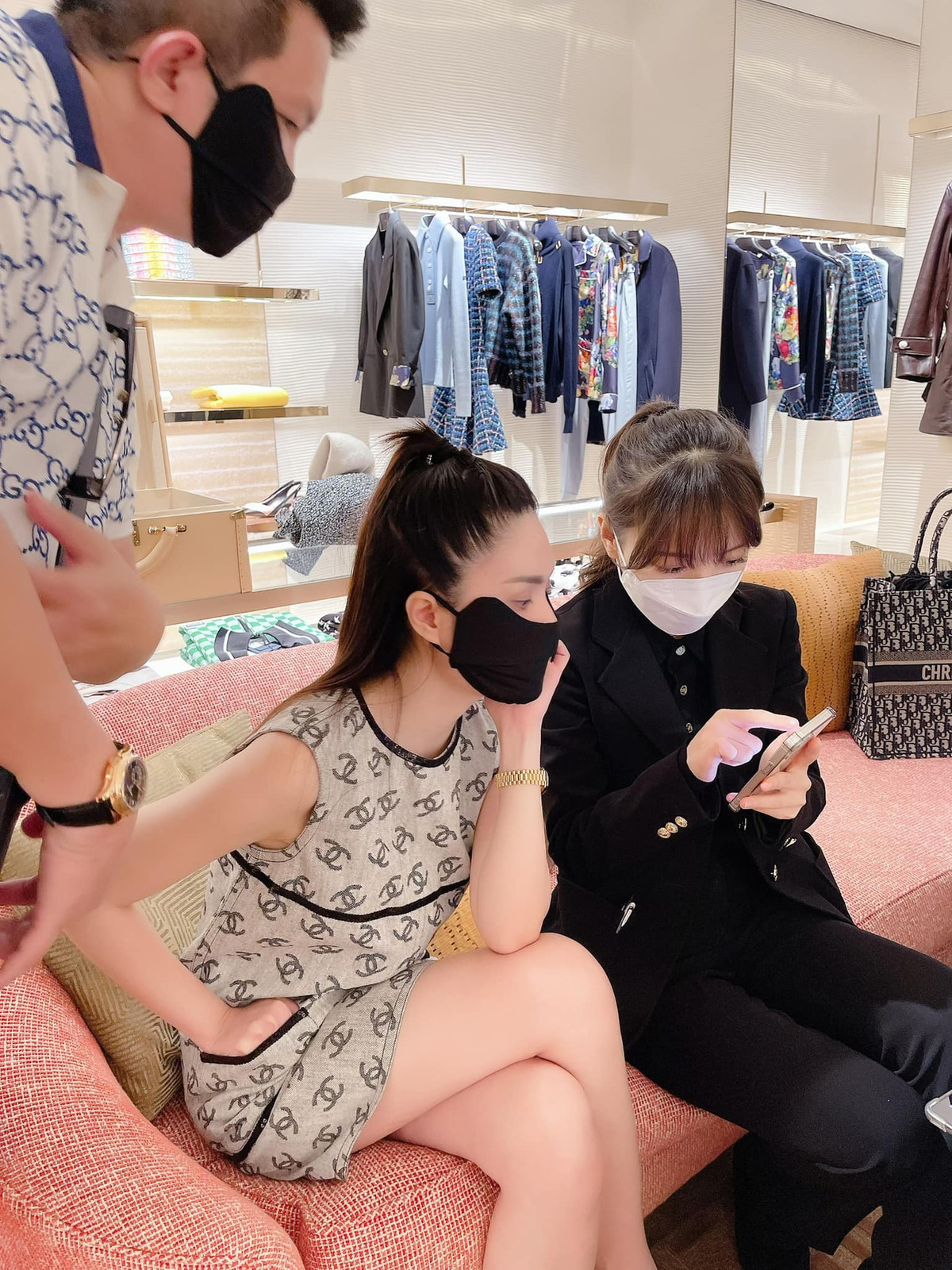 Lời than vãn của anh Vũ chỉ là trêu đùa vậy thôi bởi ai cũng biết chỉ cần Di Băng vui, anh có thể làm bất cứ điều gì. Ảnh: FBNV