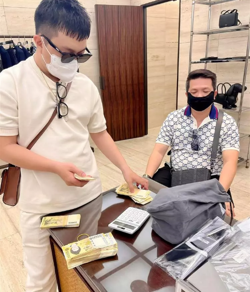 Biết bà xã nghiện mua sắm nhưng CEO Nguyễn Quốc Vũ cũng phải hoa mắt chóng mặt khi đếm tiền trả hóa đơn hàng cho vợ.