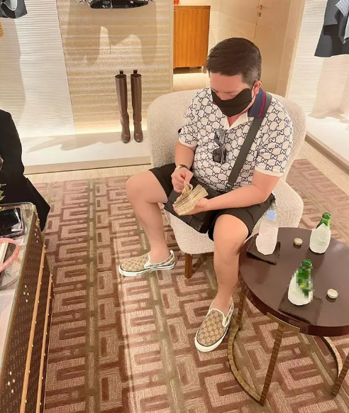 Hình ảnh vị doanh nhân cầm xấp tiền trả tiền mua sắm cho vợ cũng đủ thấy nam doanh nhân yêu chiều chị nhà đến mức độ nào.