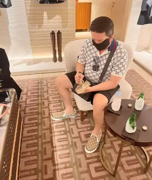 Hình ảnh vị doanh nhân cầm xấp tiền trả tiền mua sắm cho vợ cũng đủ thấy nam doanh nhân yêu chiều chị nhà đến mức độ nào.