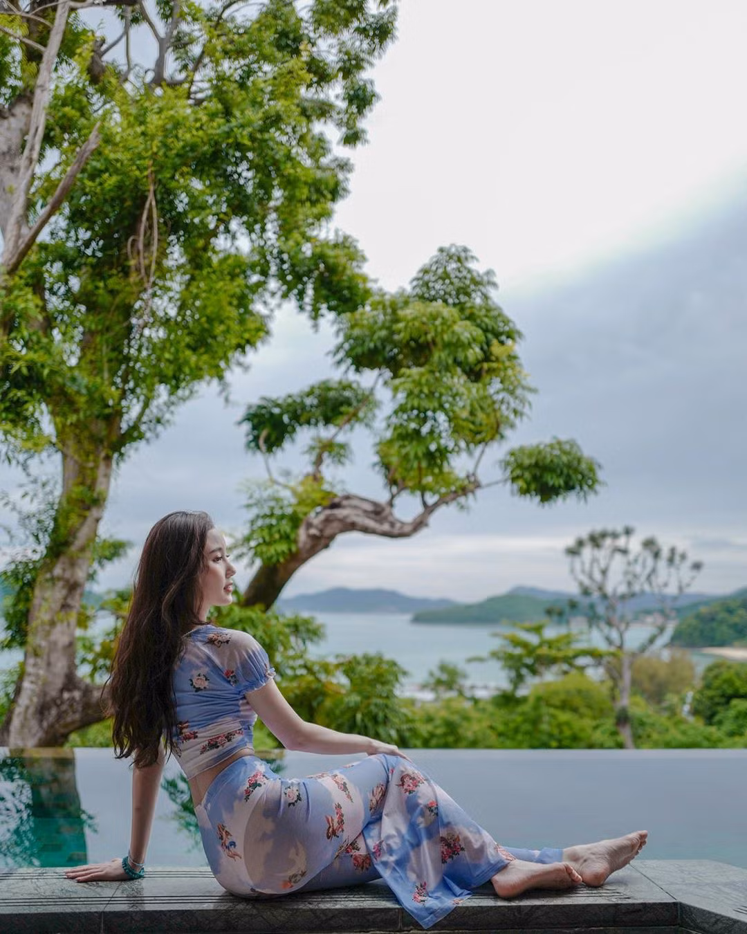 Người đẹp sinh năm 1990 được ví như bông tuyết trắng, "thần tiên tỷ tỷ Thái Lan" vì sở hữu ngoại hình xinh đẹp, nước da trắng như bông bưởi cùng đôi chân dài thẳng tắp.