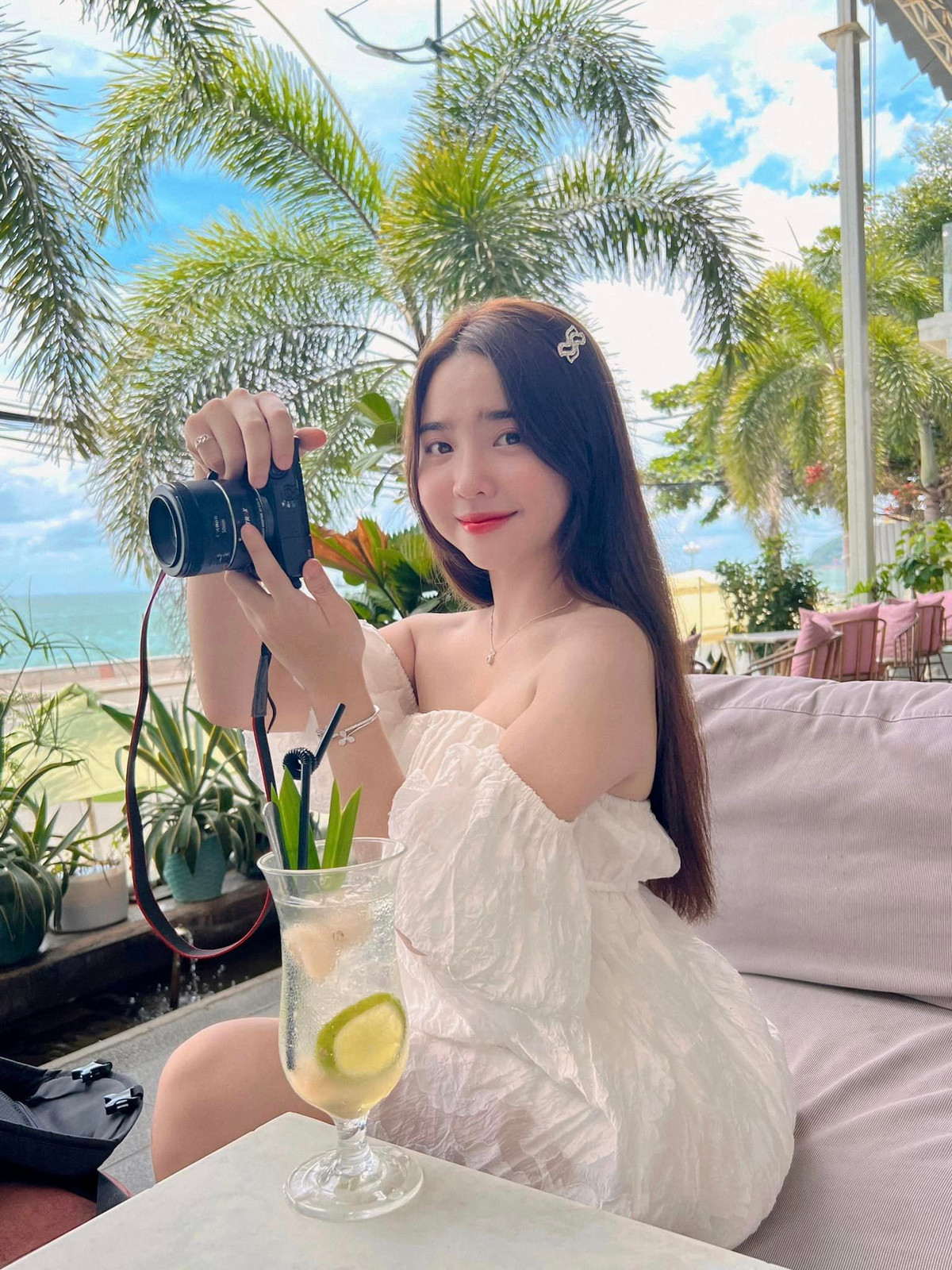 Và có lẽ chính vì ngoại hình xinh đẹp, đáng yêu đã khiến cô nàng tự tin hơn trước ống kính.