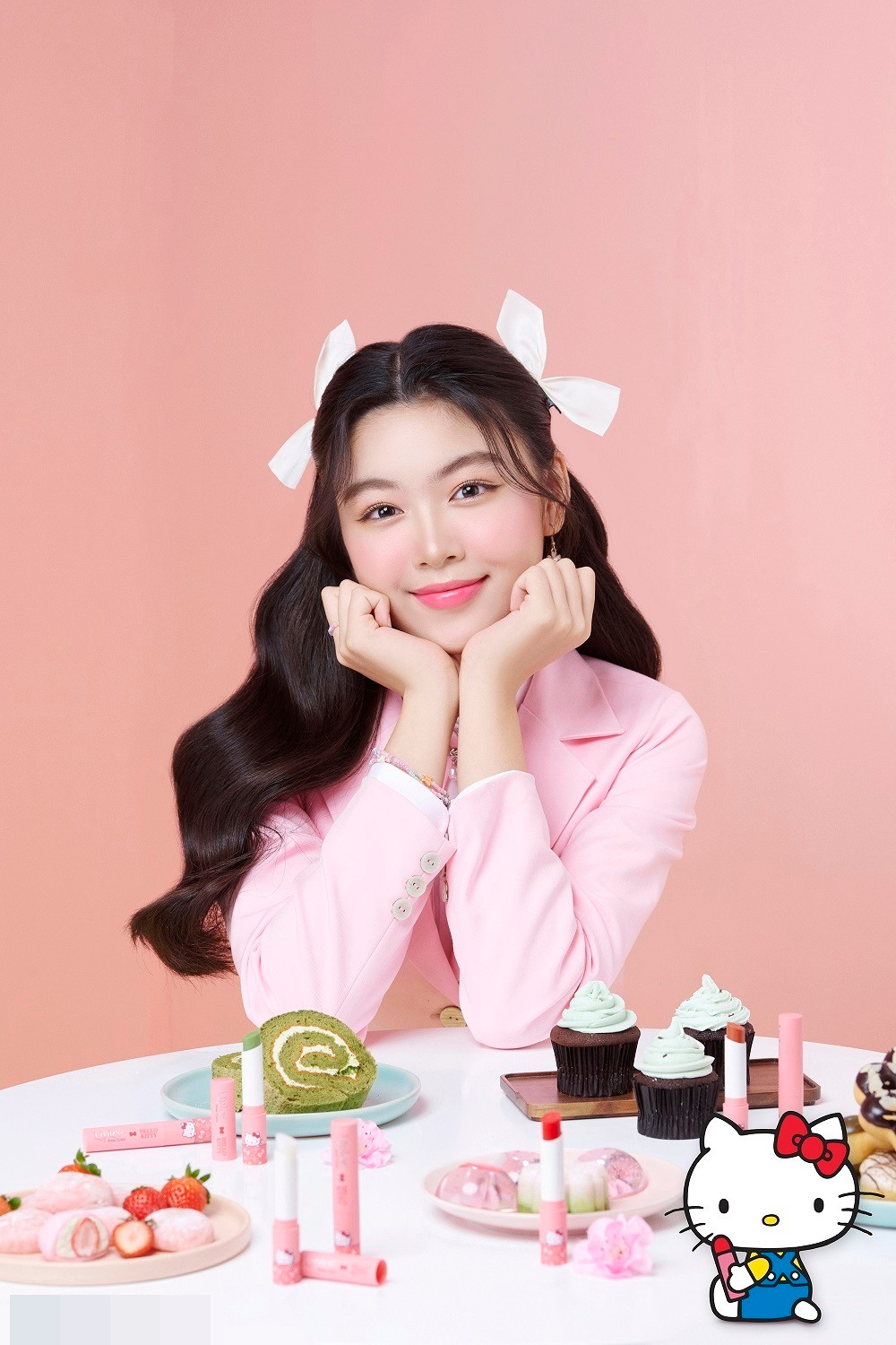 Trong hình, ái nữ nhà MC Quyền Linh thay rất nhiều kiểu váy, trang điểm đúng kiểu công chúa, nở nụ cười cực tươi khi hướng về ống kính máy ảnh.