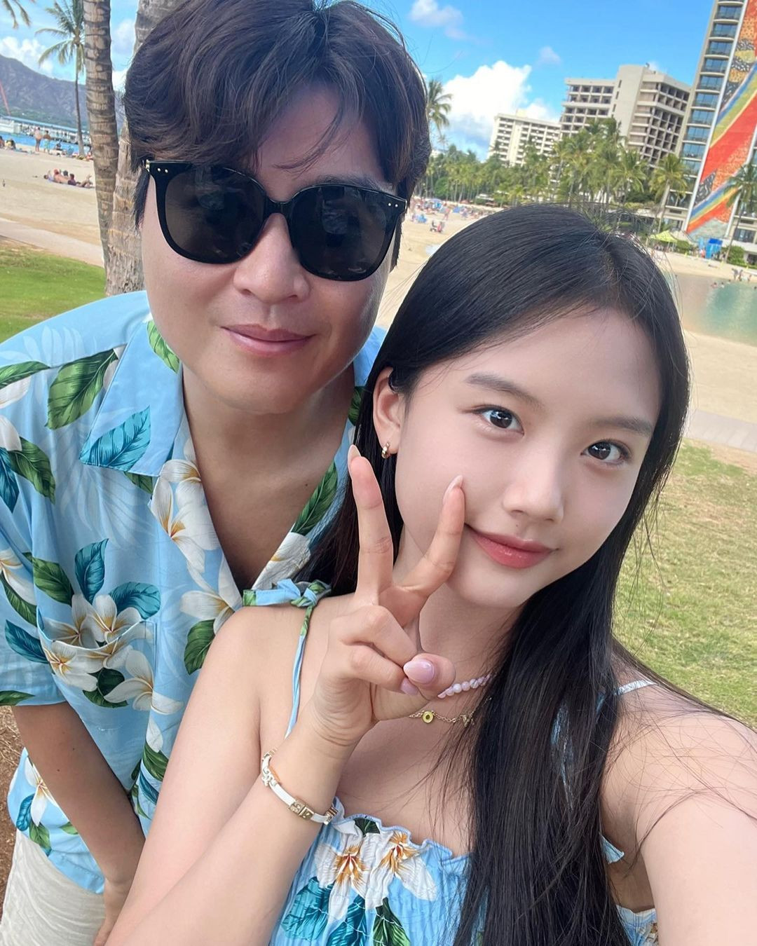 Nhưng phía đại diện khẳng định tin đồn là sai sự thật. Ngoài ra, Lee Jaesi muốn học thêm diễn xuất để trở thành diễn viên.