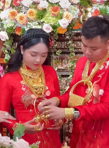 Được biết số của hồi môn mà cặp đôi nhận được khiến nhiều người choáng ngợp: phía nhà gái đã tặng cho ái nữ số tiền mặt 300 triệu đồng và 20 cây vàng. Trong khi đó, nhà trai cực "sộp" khi trao 3 tỷ đồng tiền mặt, 250 cây vàng và 1 đồng hồ hàng hiệu đắt tiền cho các con lấy vốn làm ăn. Ảnh: Cắt từ clip TikTok N.V
