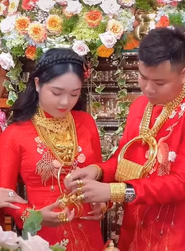 Được biết số của hồi môn mà cặp đôi nhận được khiến nhiều người choáng ngợp: phía nhà gái đã tặng cho ái nữ số tiền mặt 300 triệu đồng và 20 cây vàng. Trong khi đó, nhà trai cực "sộp" khi trao 3 tỷ đồng tiền mặt, 250 cây vàng và 1 đồng hồ hàng hiệu đắt tiền cho các con lấy vốn làm ăn. Ảnh: Cắt từ clip TikTok N.V