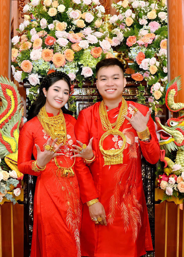 Ngoài ra em chồng còn tặng thêm cho cặp đôi 20 cây vàng. Bên cạnh đó, đôi vợ chồng trẻ còn nhận thêm quà cưới của họ hàng hai bên, tổng cộng "ẵm" về 320 cây vàng trong ngày cưới. Ảnh: VietNamNet