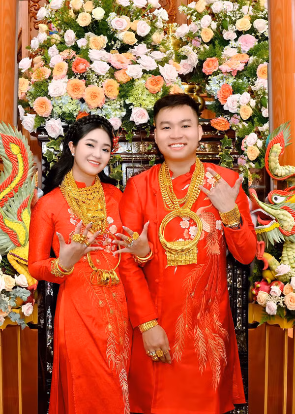 Ngoài ra em chồng còn tặng thêm cho cặp đôi 20 cây vàng. Bên cạnh đó, đôi vợ chồng trẻ còn nhận thêm quà cưới của họ hàng hai bên, tổng cộng "ẵm" về 320 cây vàng trong ngày cưới. Ảnh: VietNamNet