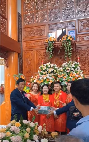 Hình ảnh trao của hồi môn cho cô dâu chú rể hot nhất mạng xã hội những ngày qua. Ảnh: Cắt từ clip TikTok N.V