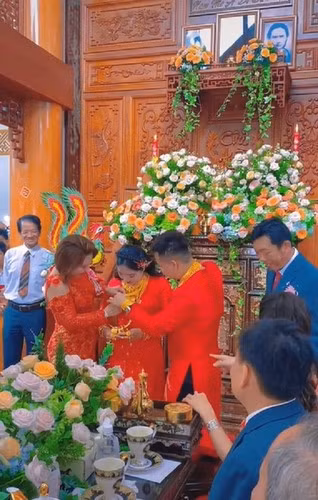 Nhiều người để lại bình luận xuýt xoa ngưỡng mộ đám cưới khủng của cặp đôi miền Tây này. Ảnh: Cắt từ clip TikTok N.V