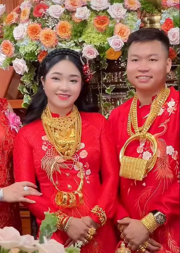 Theo thông tin từ Vietnamnet, nhân vật chính trong đám cưới "khủng" này chính là cô dâu Hà Ngọc Trân (24 tuổi) và chú rể Trần Văn Nhân (24 tuổi) với đám cưới xa hoa diễn ra tại quận Thốt Nốt, TP Cần Thơ. Ảnh: Cắt từ clip TikTok N.V