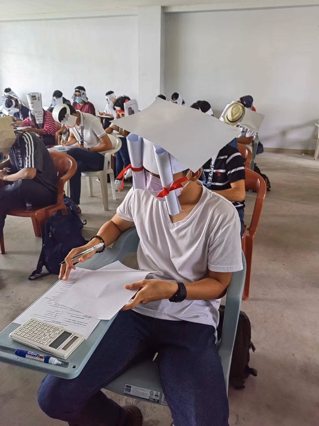 Hầu hết netizen đều bái phục cách chống quay cóp của cô giáo này.