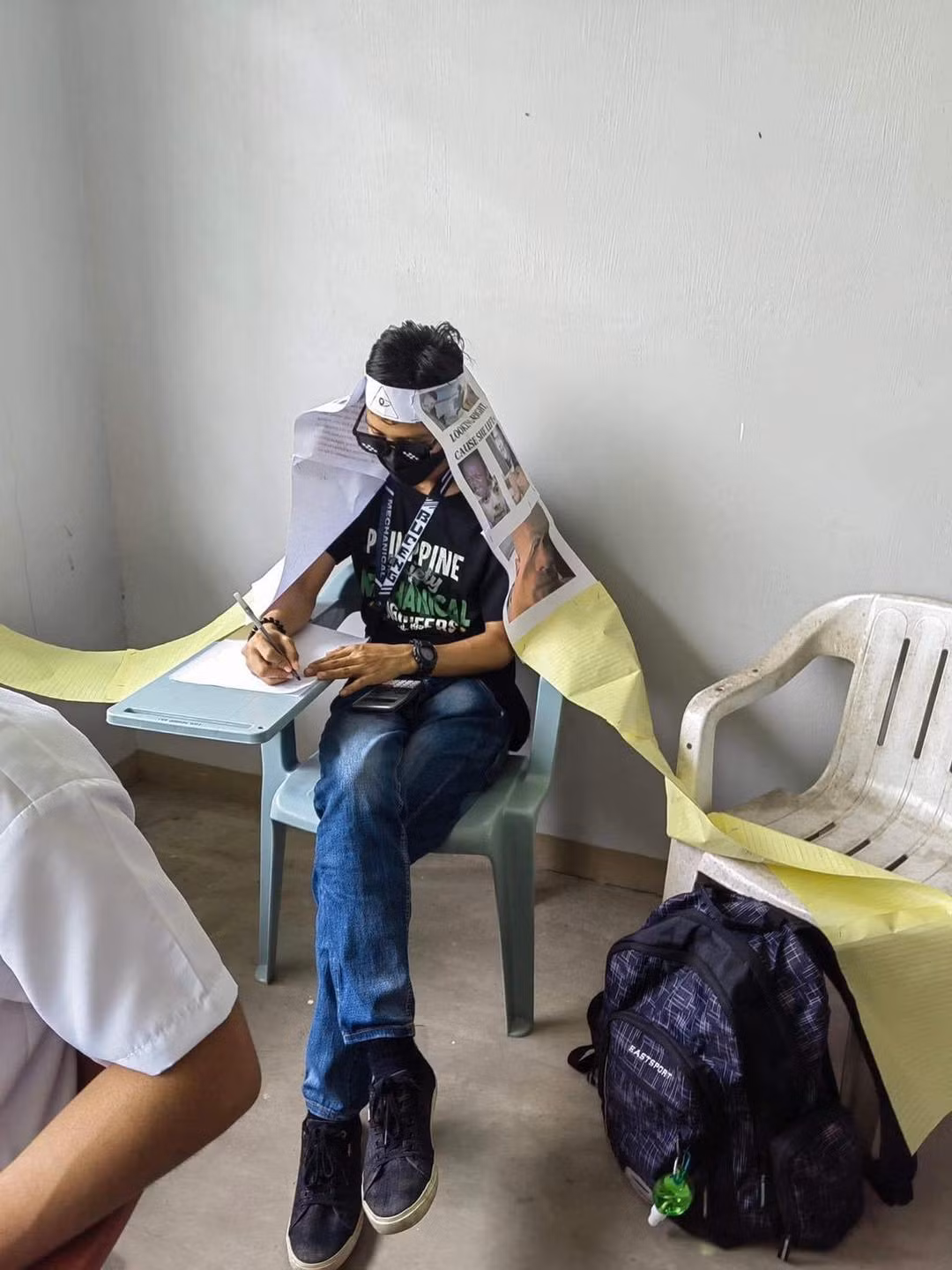 Mỗi sinh viên sẽ tự làm một chiếc mũ “cây nhà lá vườn” để hạn chế tối đa tầm nhìn ở phía hai bên và được yêu cầu đội trong suốt thời gian làm bài thi.