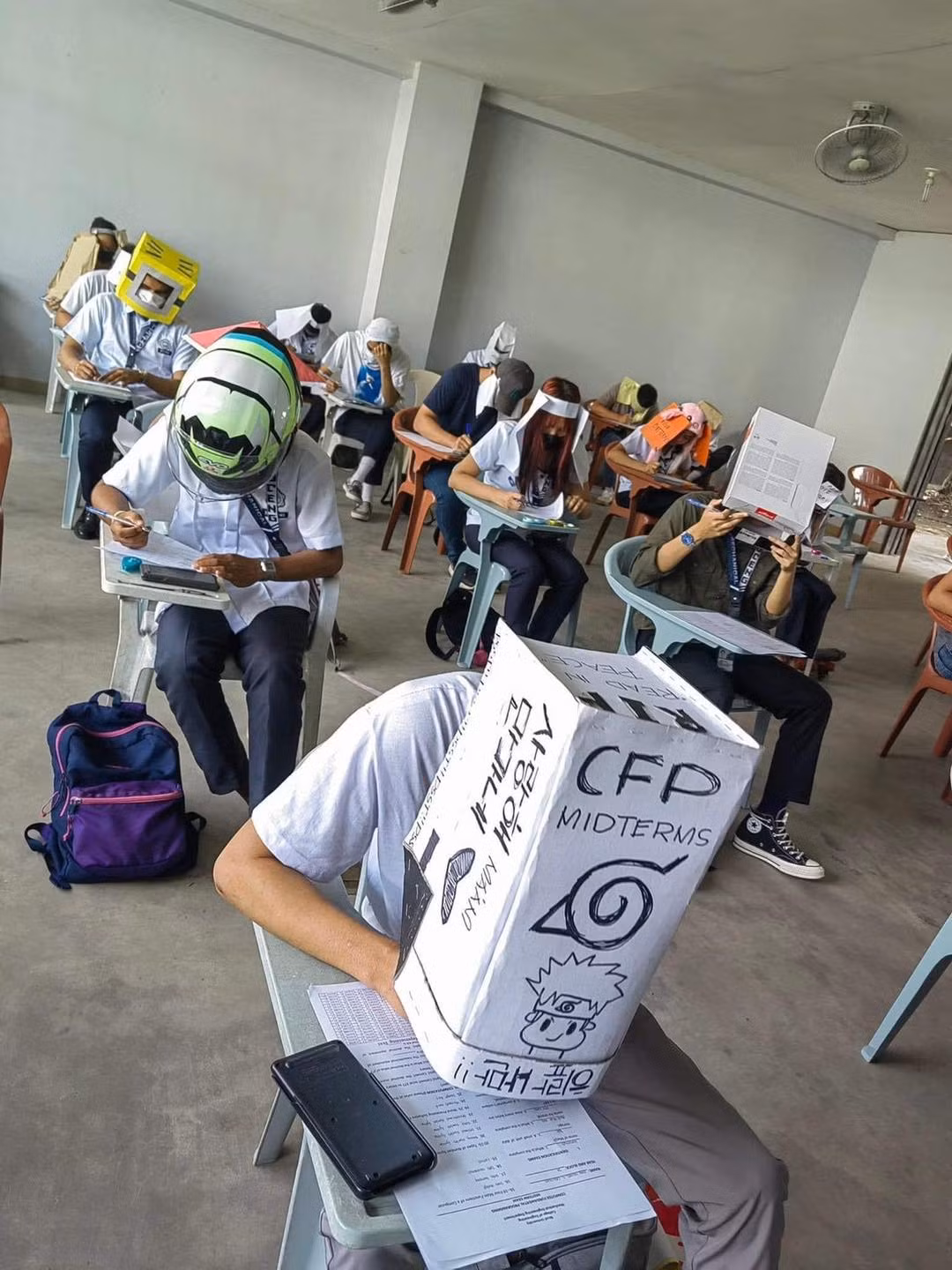 Lớp học bất ngờ trở thành sàn diễn hóa trang Halloween mặc dù chưa đến đúng ngày. Ảnh: Mary Joy Mandane-Ortiz