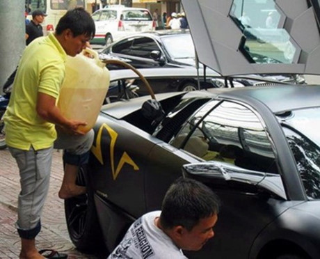 Mặc dù đi siêu xe nhưng vị khách này lại đổ xăng theo kiểu...bình dân thực sự khó hiểu.