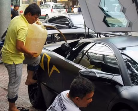 Mặc dù đi siêu xe nhưng vị khách này lại đổ xăng theo kiểu...bình dân thực sự khó hiểu.