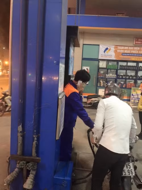 Việc sử dụng điện thoại trong cây xăng là điều tuyệt đối cấm, thế nhưng chính nhân viên đổ xăng lại thực hiện hành vi sai trái này.