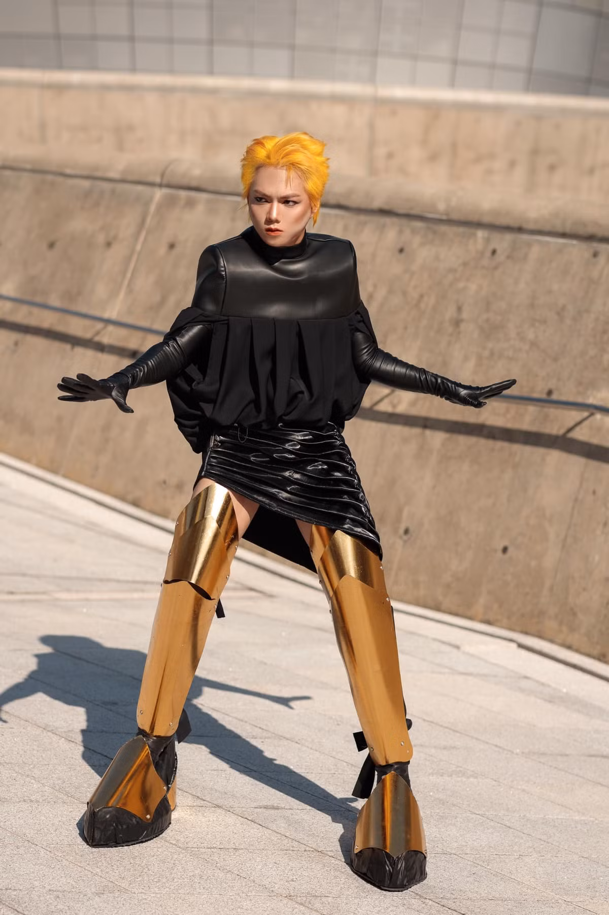 Khác với những lần “ô dề” trước đây, trang phục lần này của Phạm Thoại được khá nhiều người khen ngợi ở sự độc đáo, sáng tạo.