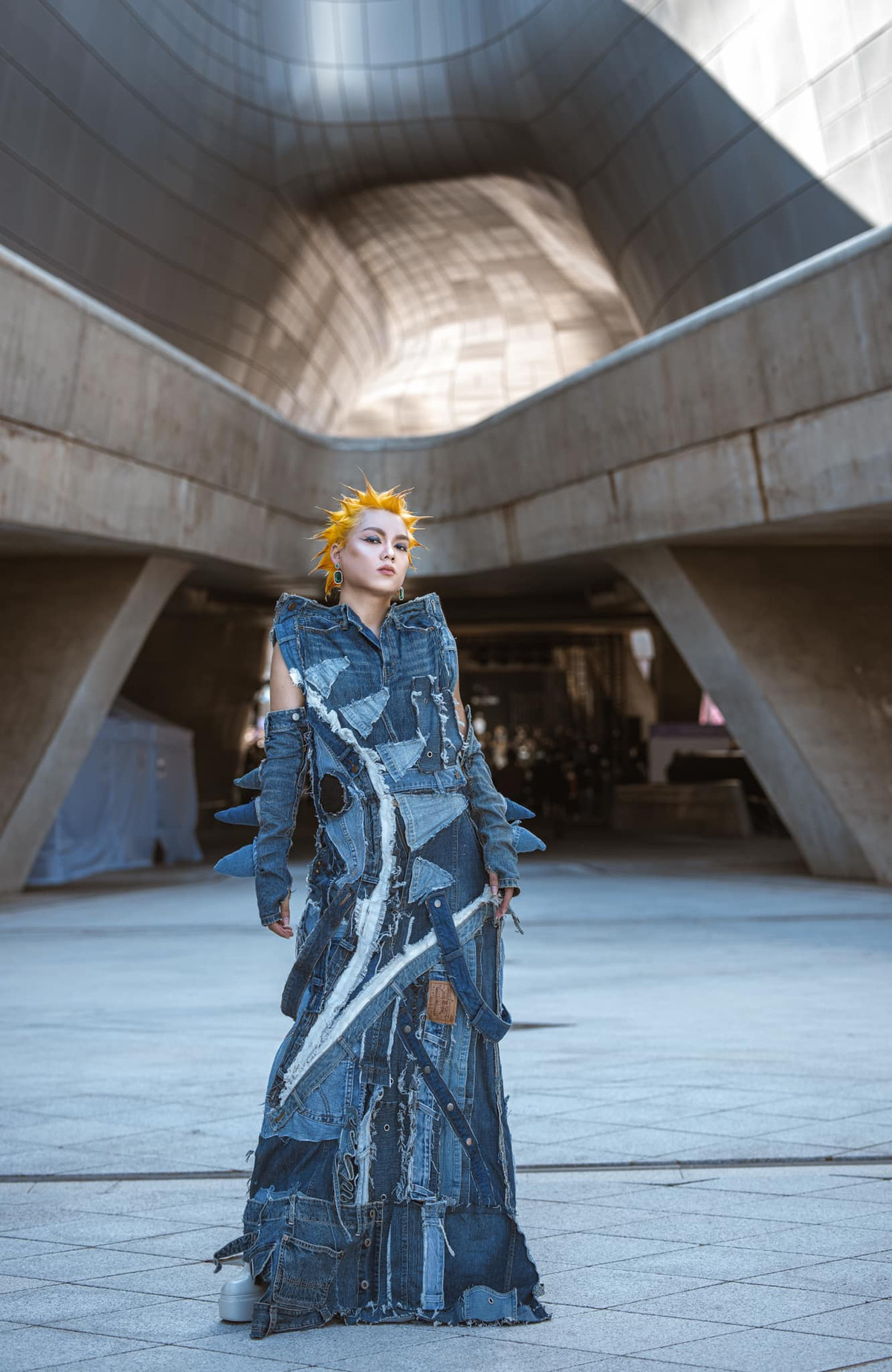 Dù nhiều bộ trang phục có phần chẳng giống ai nhưng Phạm Thoại vẫn rất tự tin mình là duy nhất, phá bỏ mọi định kiến về thời trang.