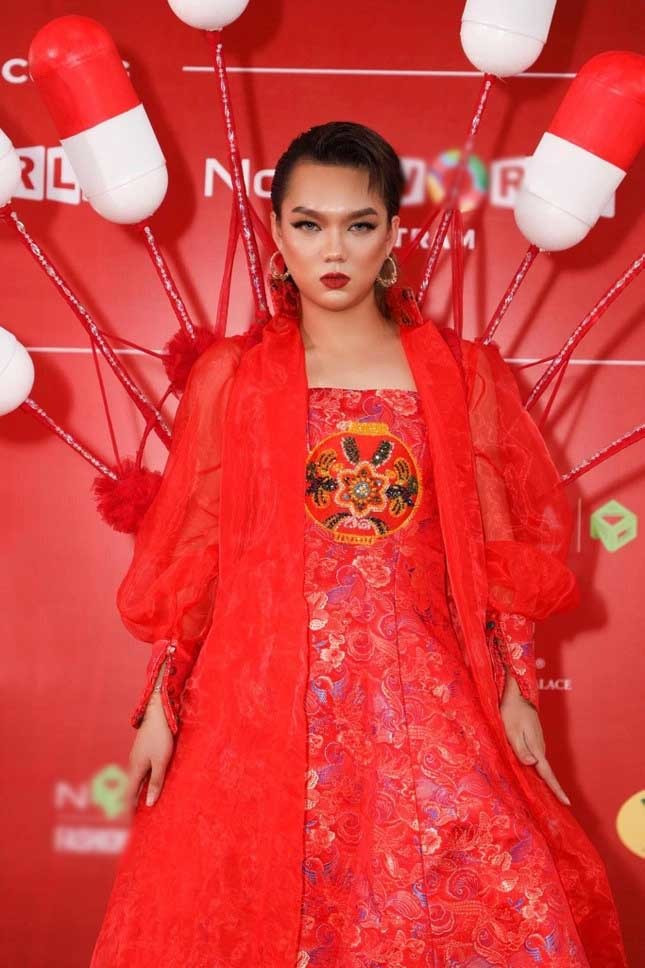 Hay một lần khác tại chung kết Miss Fitness Vietnam 2022, Phạm Thoại cũng khiến nhiều người khó hiểu với bộ trang phục màu đỏ đính kèm mô hình viên thuốc sau lưng.