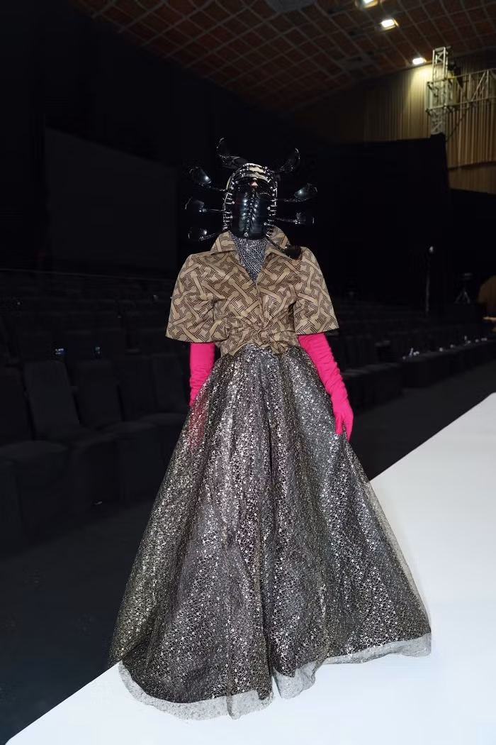 Dù bị chỉ trích khá nhiều nhưng chính sự vươn lên của Phạm Thoại lại lấy lòng không ít fan hâm mộ. Anh chàng từng khoe bản thân đã tích cóp được tiền xây nhà cho mẹ khiến netizen xuýt xoa ngưỡng mộ. Ảnh: FBNV