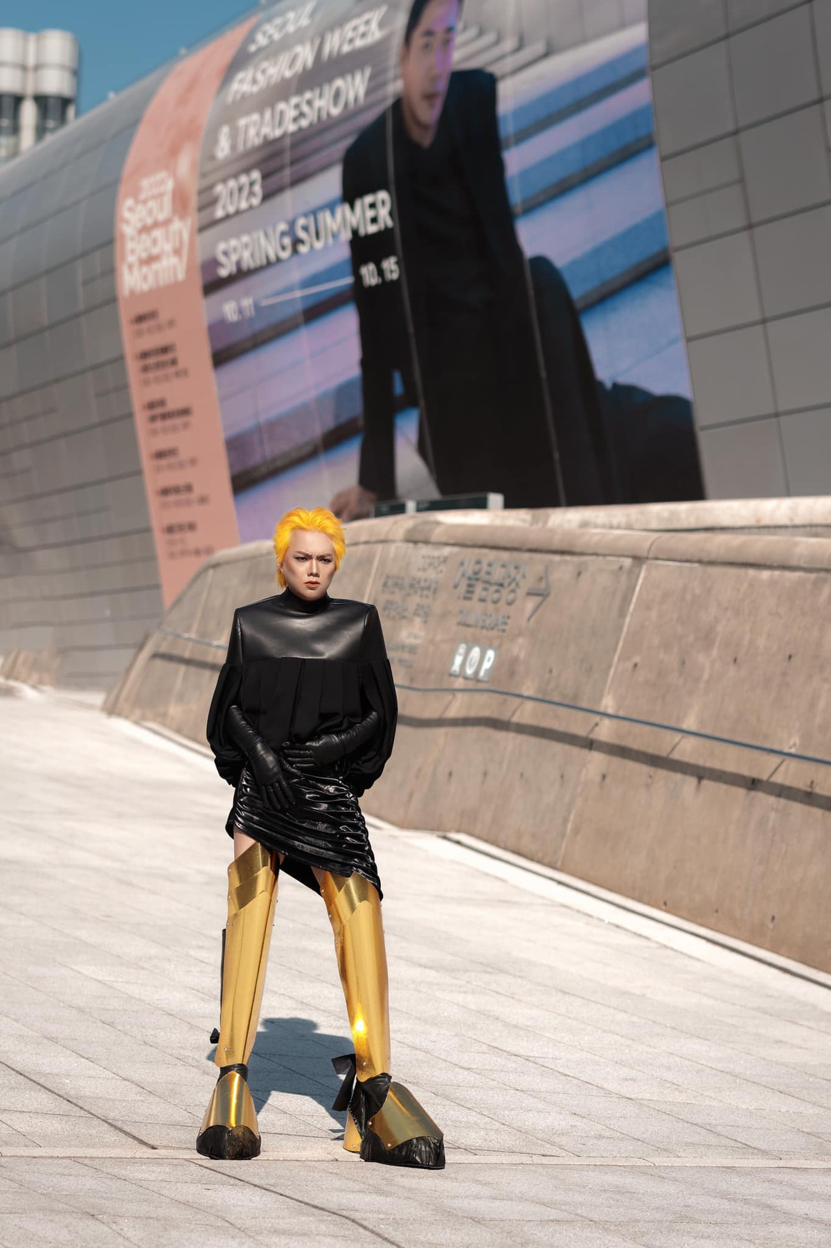 Cụ thể, anh chàng mang tới Seoul bộ cánh street style đường phố vô cùng ấn tượng của nhà thiết kế Nguyễn Hưng. Điểm nhấn của bộ trang phục này chính là đôi giày hết sức phá cách với tên gọi “đôi giày kiên cường”.