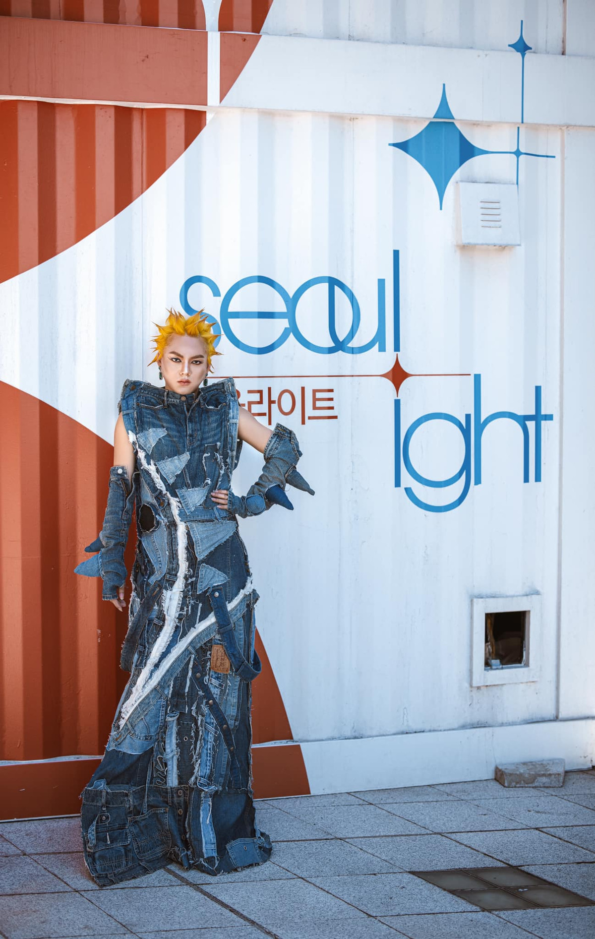 Mới đây, khi xuất hiện tại Seoul Fashion Week Phạm Thoại lại tiếp tục giật spotlight với bộ trang phục hiếm có của mình.