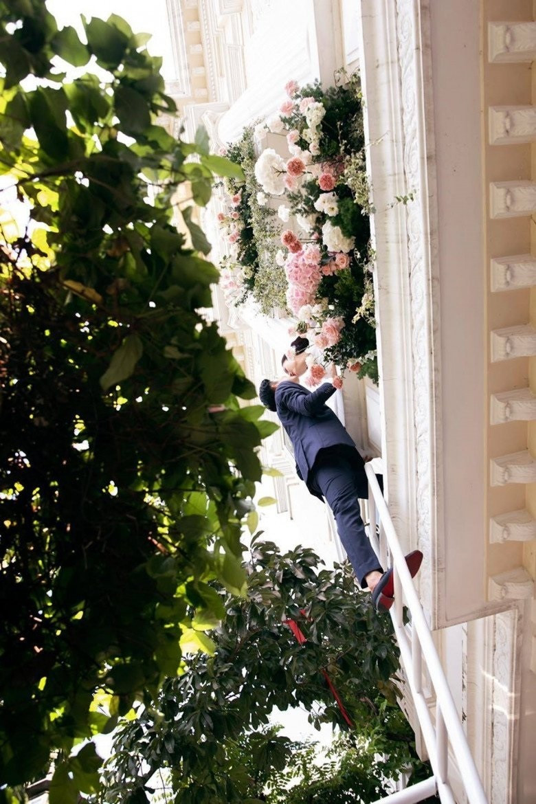 Chú rể này thậm chí còn phải leo thang lên phòng gặp cô dâu.