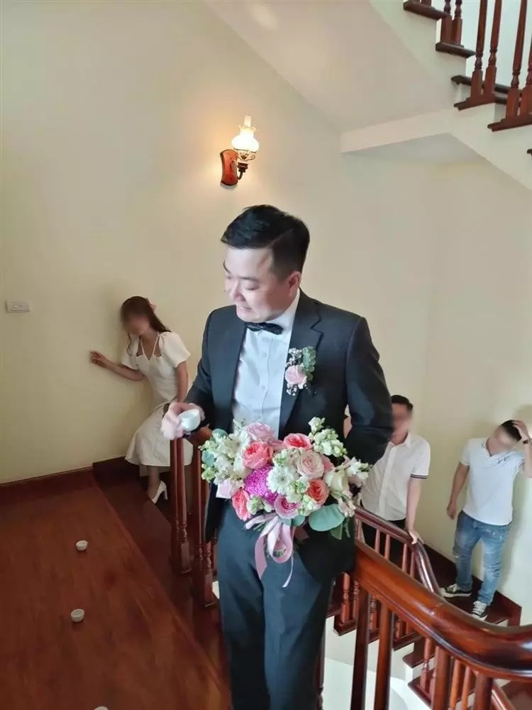 Người đăng tải bức ảnh lên mạng xã hội cho hay: “Nhà gái chuẩn bị 40 chén. 20 chén rượu và 20 chén nước xếp đan xen nhau. Chú rể được phép uống 20 chén tùy chọn. Nhưng nhọ thế nào chú rể chọn phải 17 chén nước có cồn”.